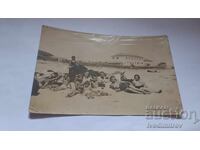 Φωτογραφία Άνδρας γυναίκα κορίτσια και αγόρια στην παραλία