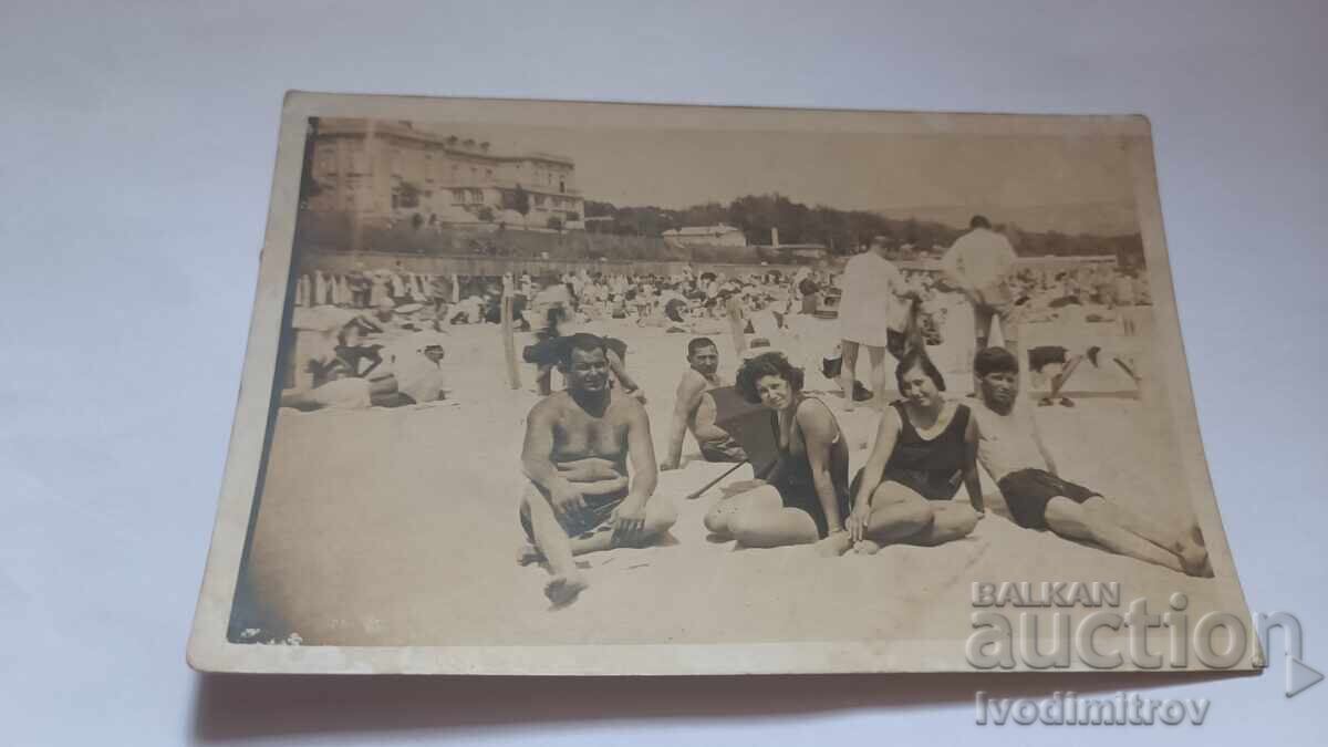 Снимка Варна Мъже и млади момичета на плажа