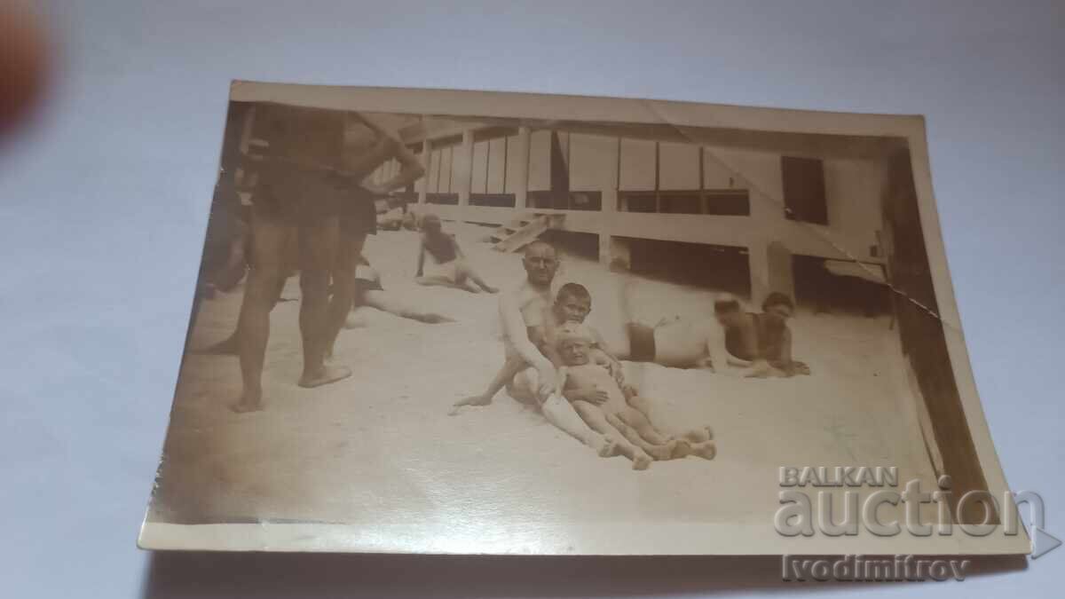 Fotografie cu bărbați și doi băieți pe plajă Fotografie cu bărbați și doi băieți pe plajă