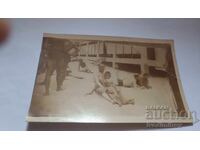 Снимка Мъже и две момчета на плажа