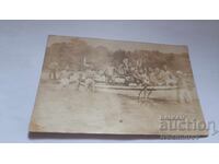 Φωτογραφία Άνδρες και νέοι με βάρκα για βόλτα