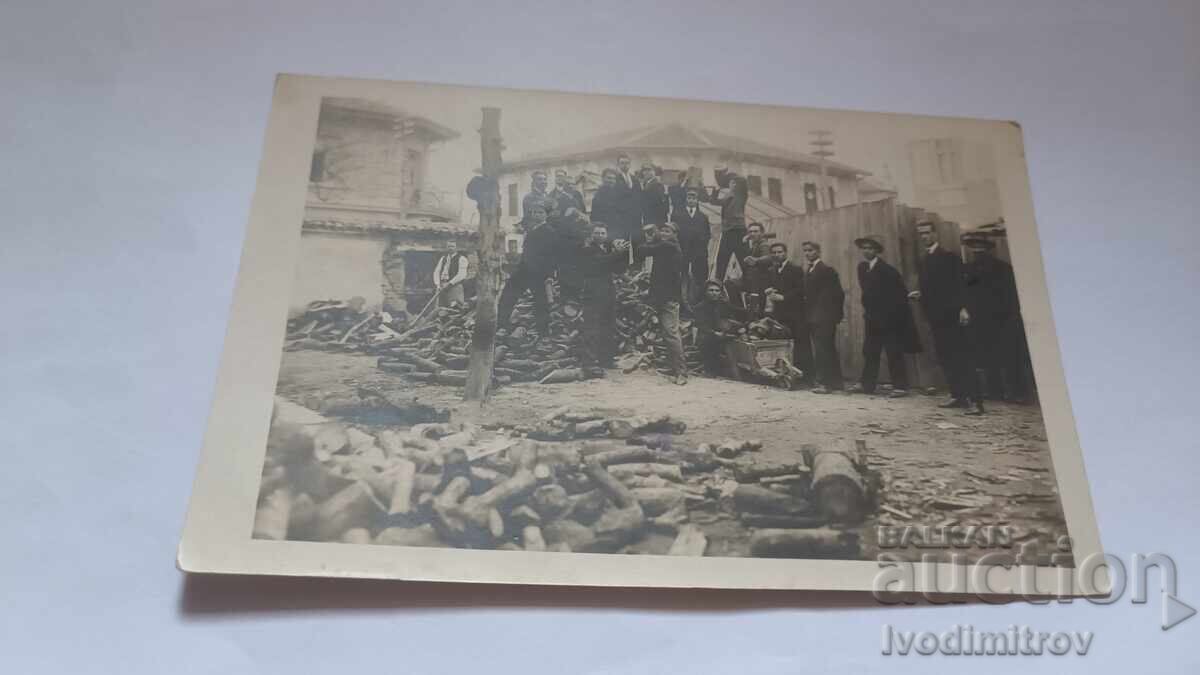 Φωτογραφία Νέων που κόβουν και σχίζουν ξύλα