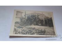 Φωτογραφία Νέων που κόβουν και σχίζουν ξύλα