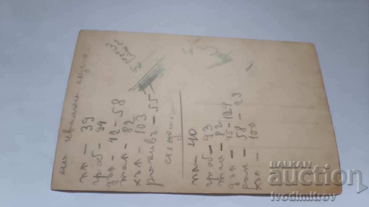 Φωτογραφία Νέων κοριτσιών με κιθάρες και γυναίκας με αδράχτι στο γρασίδι με τιμή 3.45 BGN | € 1.76