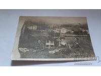 Fotografie Fete tinere cu chitare și femeie cu fus pe iarbă