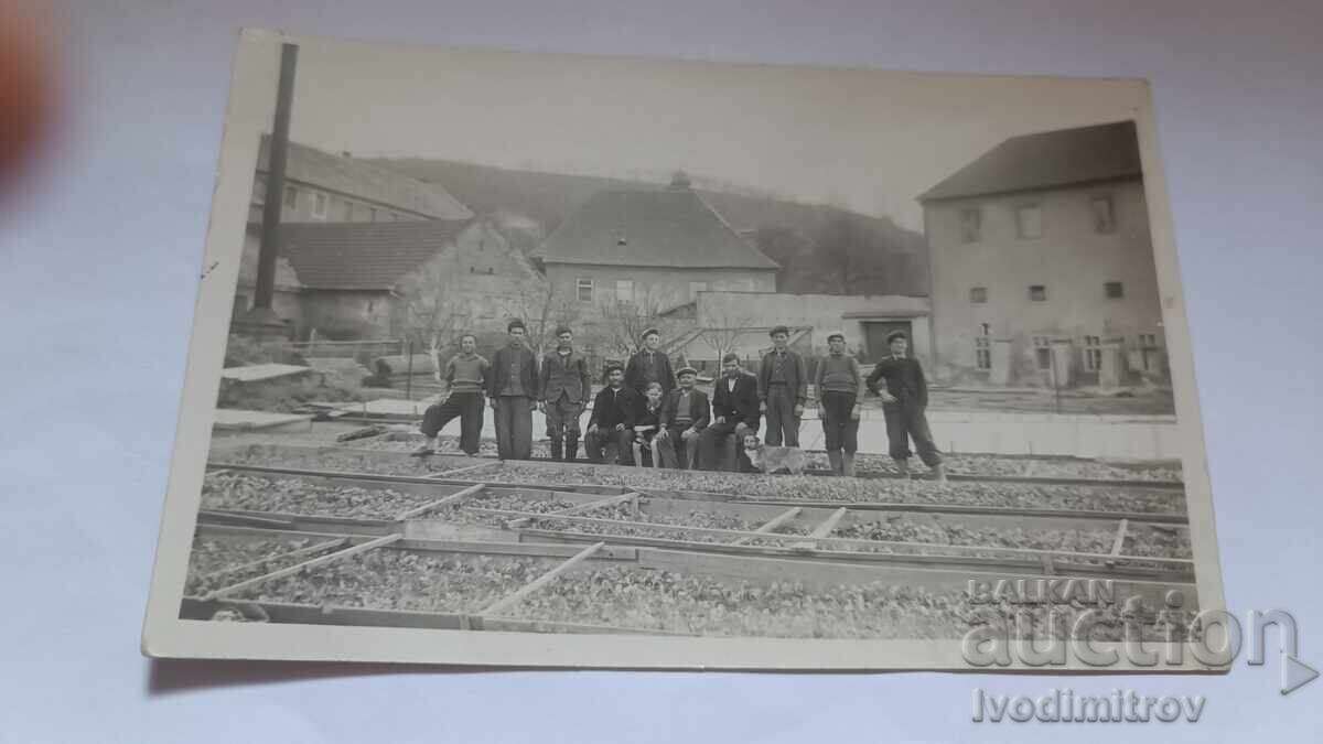 Снимка Младежи до кофраж за наливане на бетон