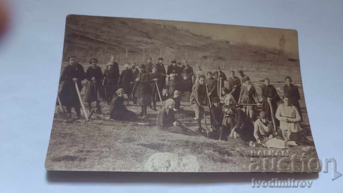 Φωτογραφία Μαθητριών κατά την Εβδομάδα Εργασίας κοντά στο νοσοκομείο 1922