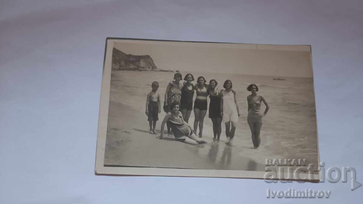 Снимка Св. Константинъ Момче и момичета на брега на морето