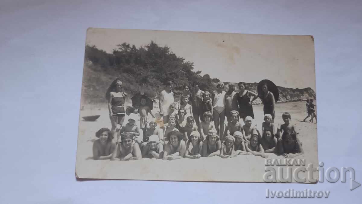 Φωτογραφία Αγοριών και Νέων Κοριτσιών στην Παραλία