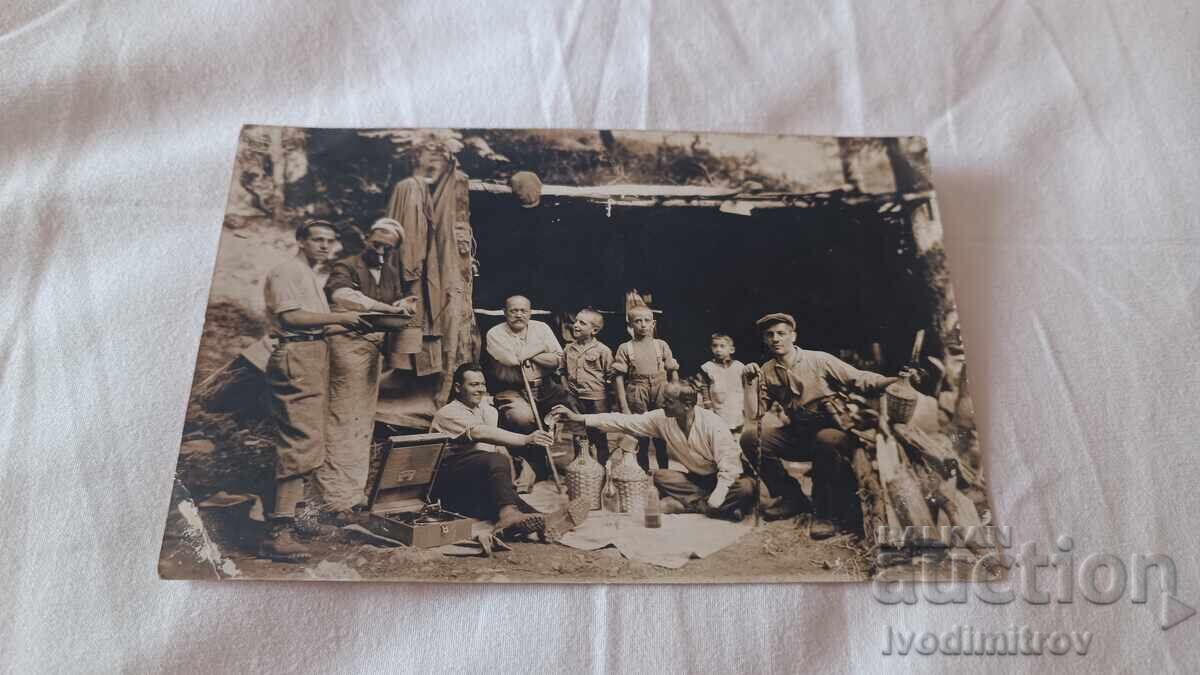 Φωτογραφία Άνδρες και παιδιά με ρετρό γραμμόφωνο σε πικνίκ