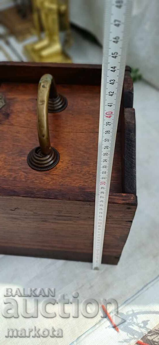 Παράδοση Παλιό σεντούκι για κάρβουνα