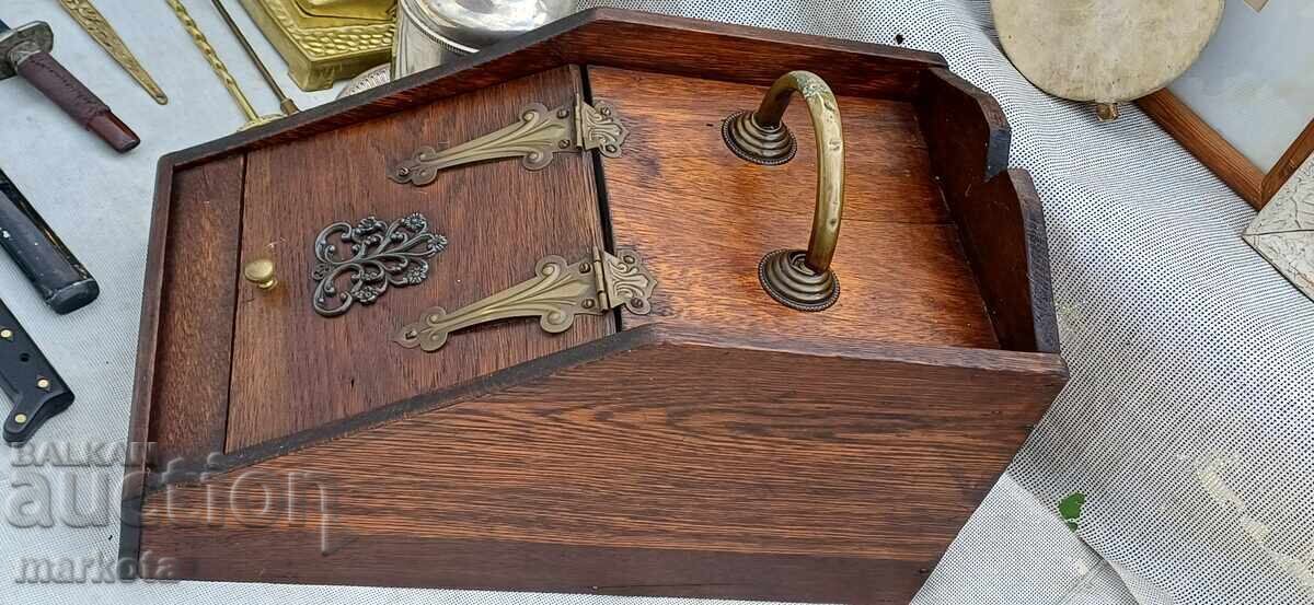 Παλιό σεντούκι για κάρβουνα