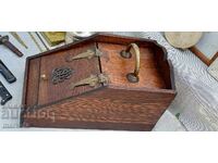 Παλιό σεντούκι για κάρβουνα