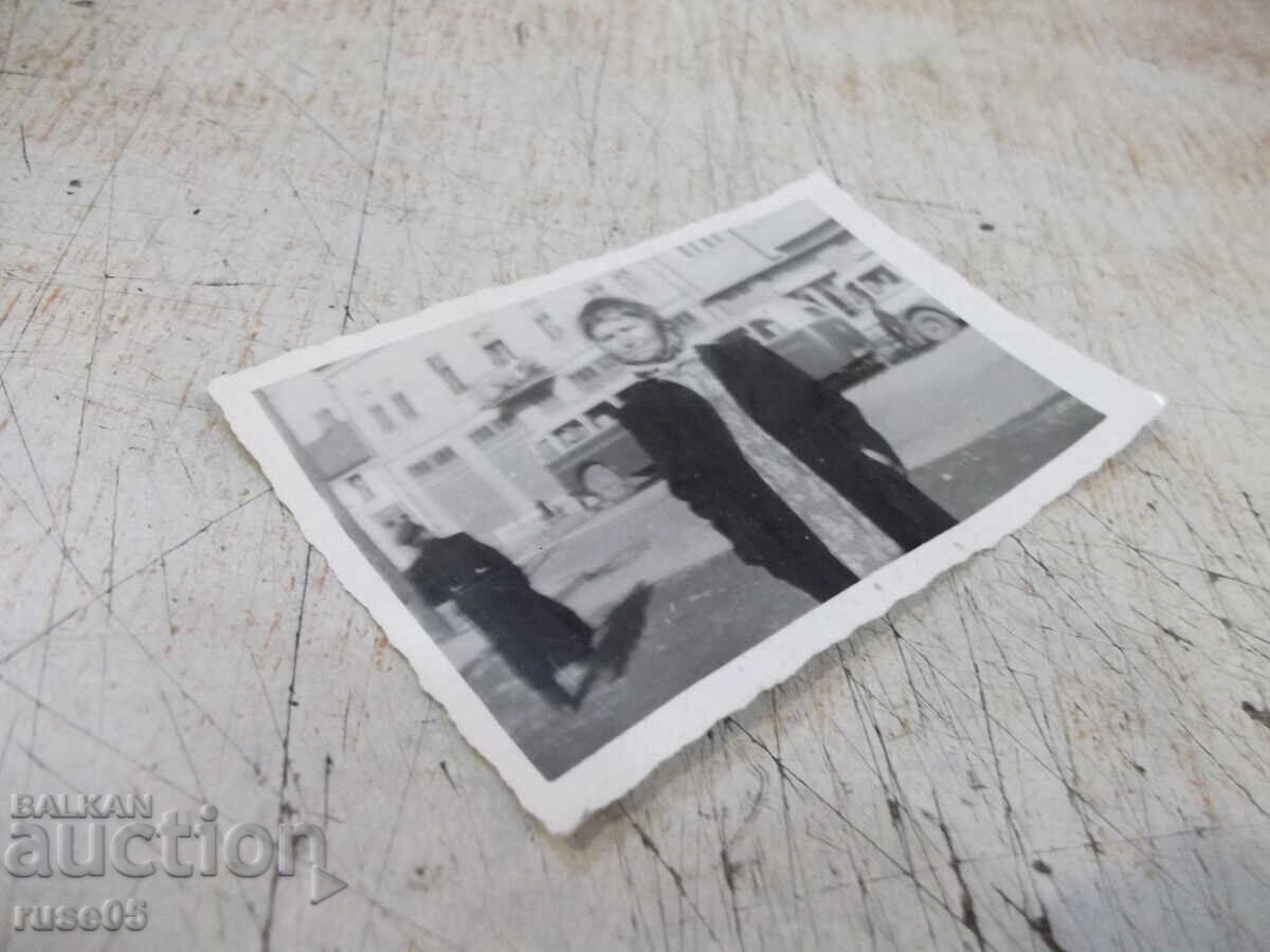 Δημοπρασία Παλιά φωτογραφία γυναίκας μπροστά σε λεωφορεία Δημοπρασία Παλιά φωτογραφία γυναίκας μπροστά σε λεωφορεία