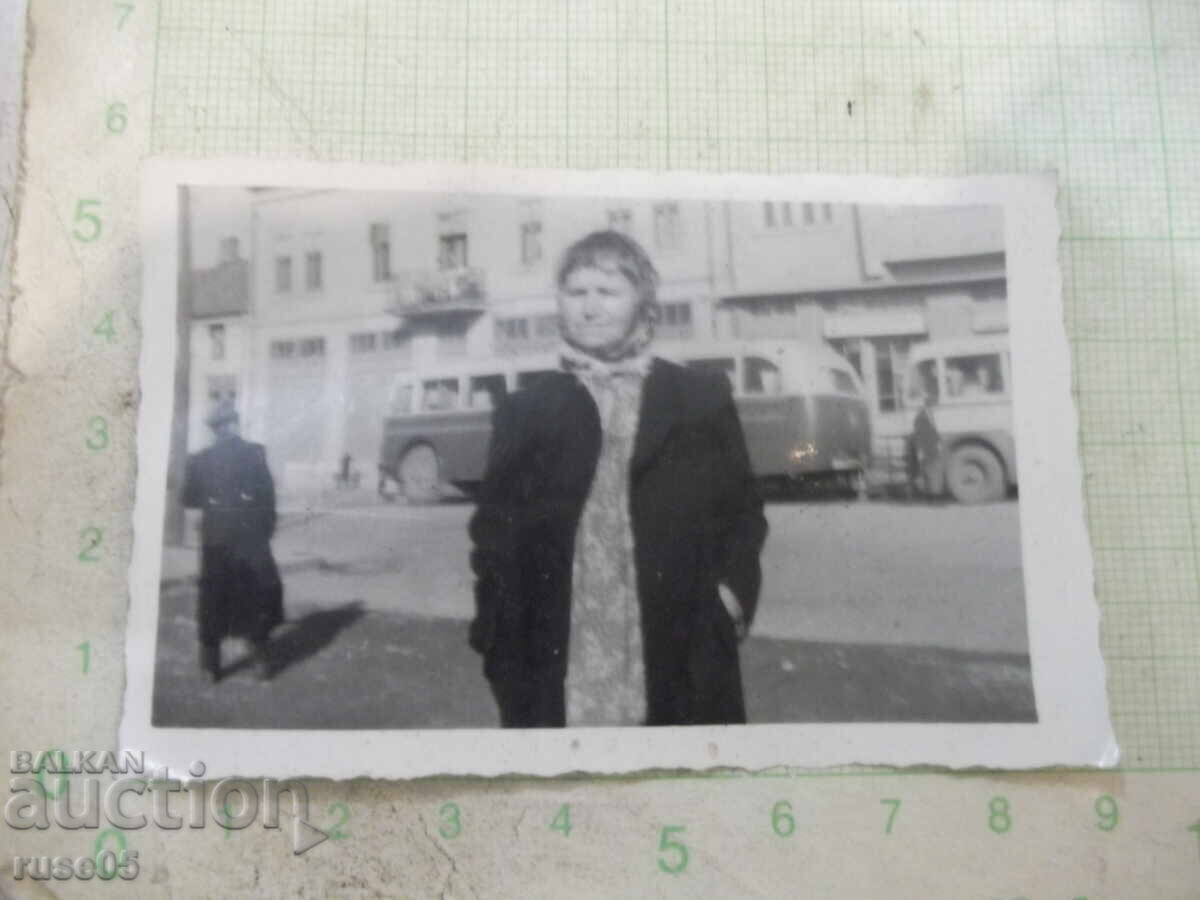 Παλιά φωτογραφία γυναίκας μπροστά σε λεωφορεία Παλιά φωτογραφία γυναίκας μπροστά σε λεωφορεία