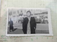 Παλιά φωτογραφία γυναίκας μπροστά σε λεωφορεία