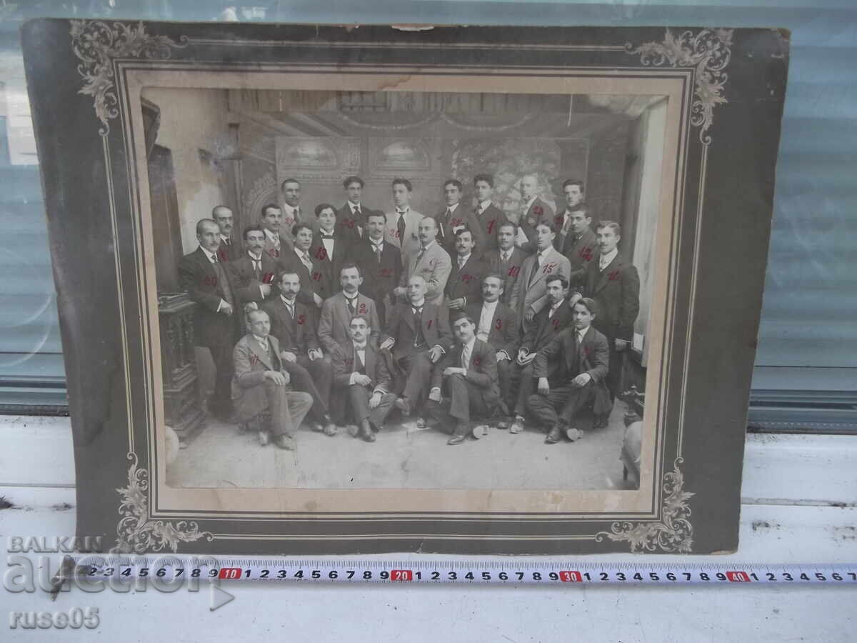 Φωτογραφία παλιά χαρτονένια με 29 άνδρες σε σαλόνι Φωτογραφία παλιά χαρτονένια με 29 άνδρες σε σαλόνι