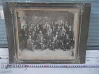 Φωτογραφία παλιά χαρτονένια με 29 άνδρες σε σαλόνι