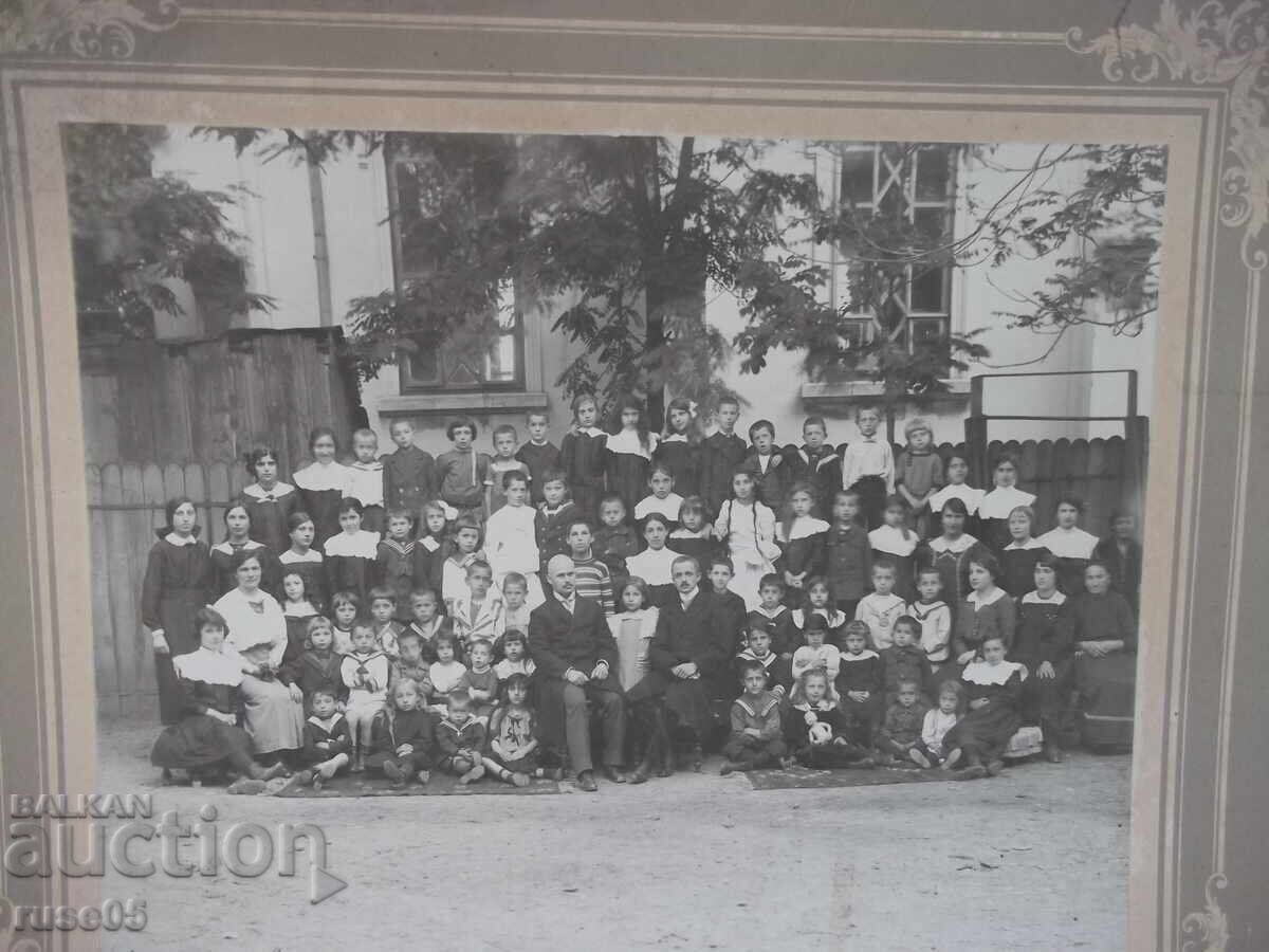 Φωτογραφία παλαιού χαρτονιού με παιδιά μπροστά στην περίφραξη του σχολείου με τιμή 30.00 BGN | € 15.34