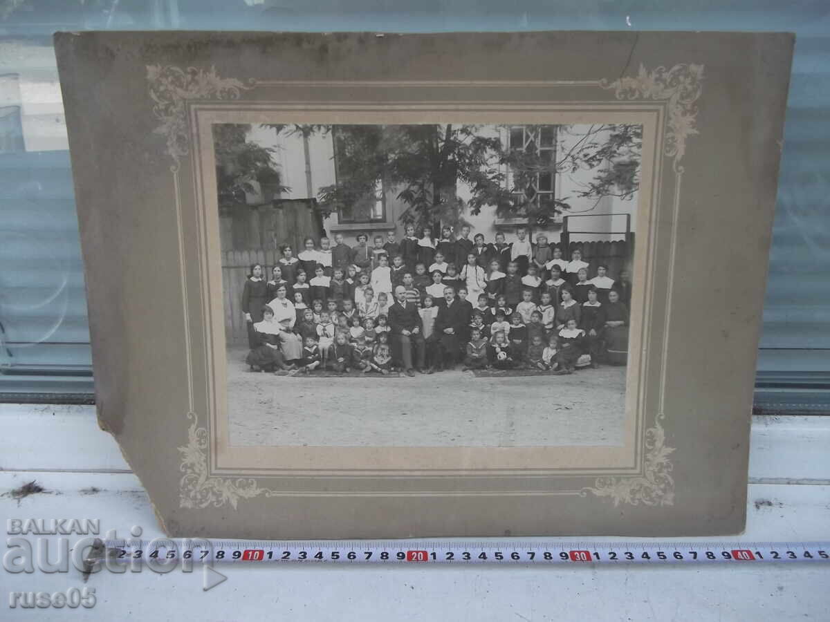 Φωτογραφία παλαιού χαρτονιού με παιδιά μπροστά στην περίφραξη του σχολείου