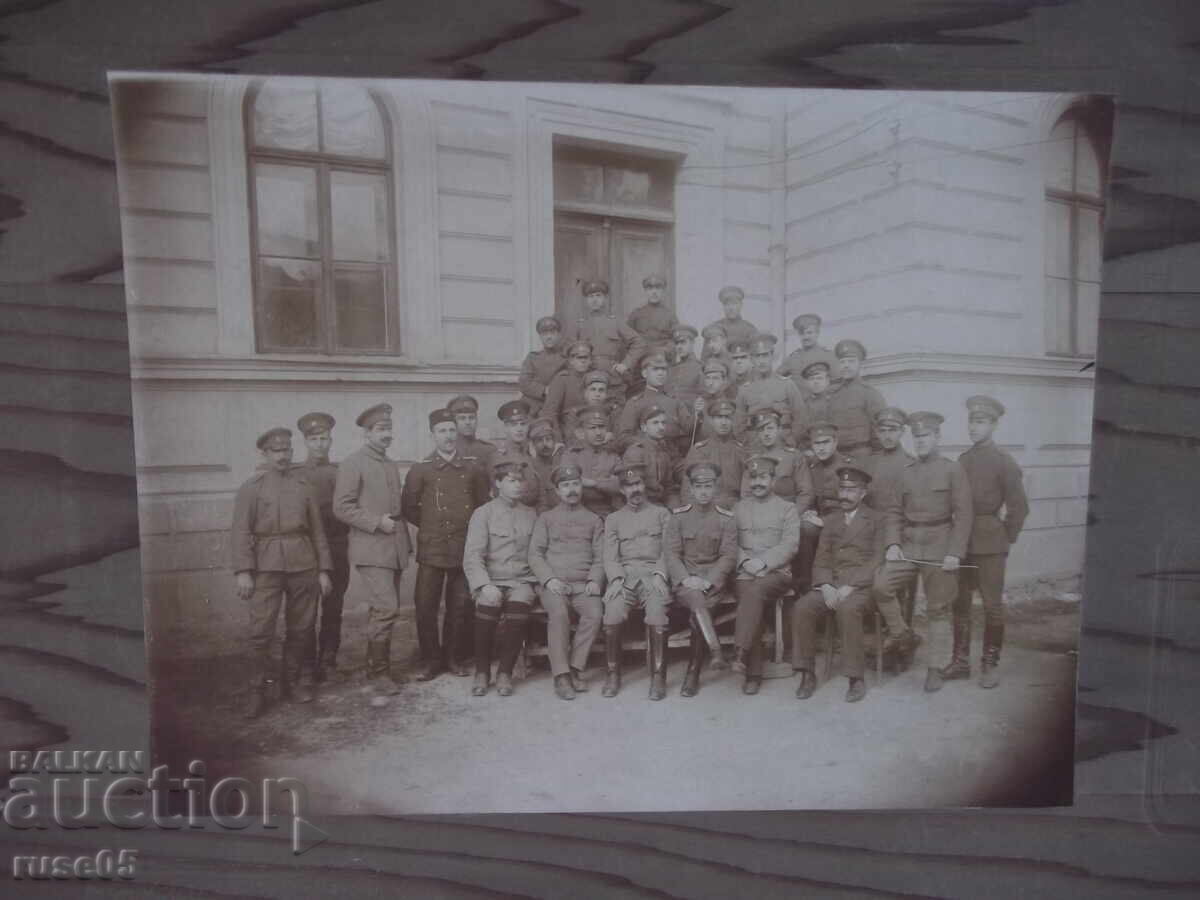 Fotografie veche pe carton cu bărbați în uniforme în fața intrării unei clădiri cu preț 30.00 BGN | € 15.34