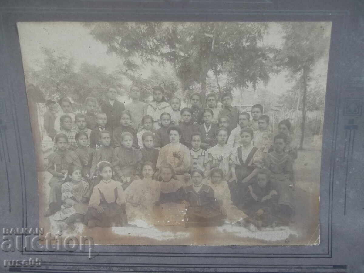 Снимка стара картон на деца с учителка в градина с цена 30.00 лв. | € 15.34