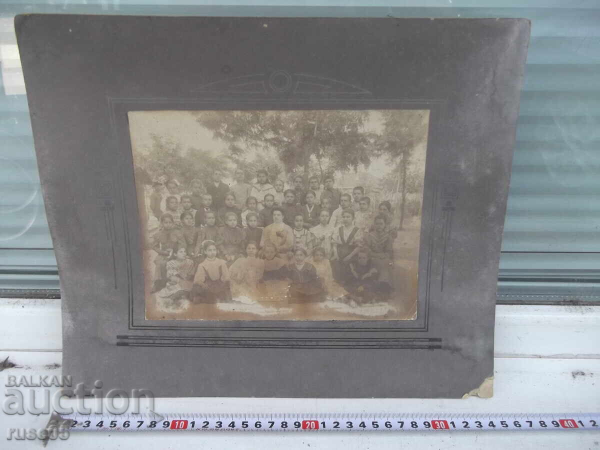 Снимка стара картон на деца с учителка в градина