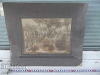 Fotografie veche pe carton cu copii și educatoare la grădiniță