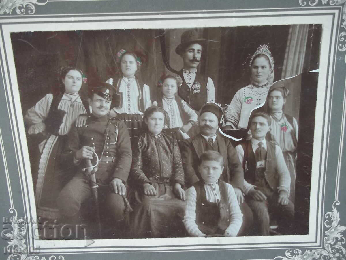 Φωτογραφία παλιού χαρτονιού οικογένειας με στολή με τιμή 30.00 BGN | € 15.34