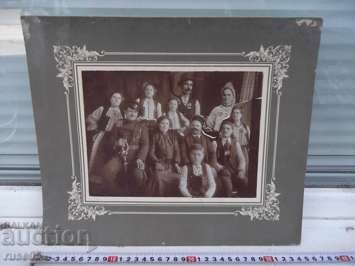 Φωτογραφία παλιού χαρτονιού οικογένειας με στολή