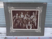 Снимка стара картон на семейство с униформен