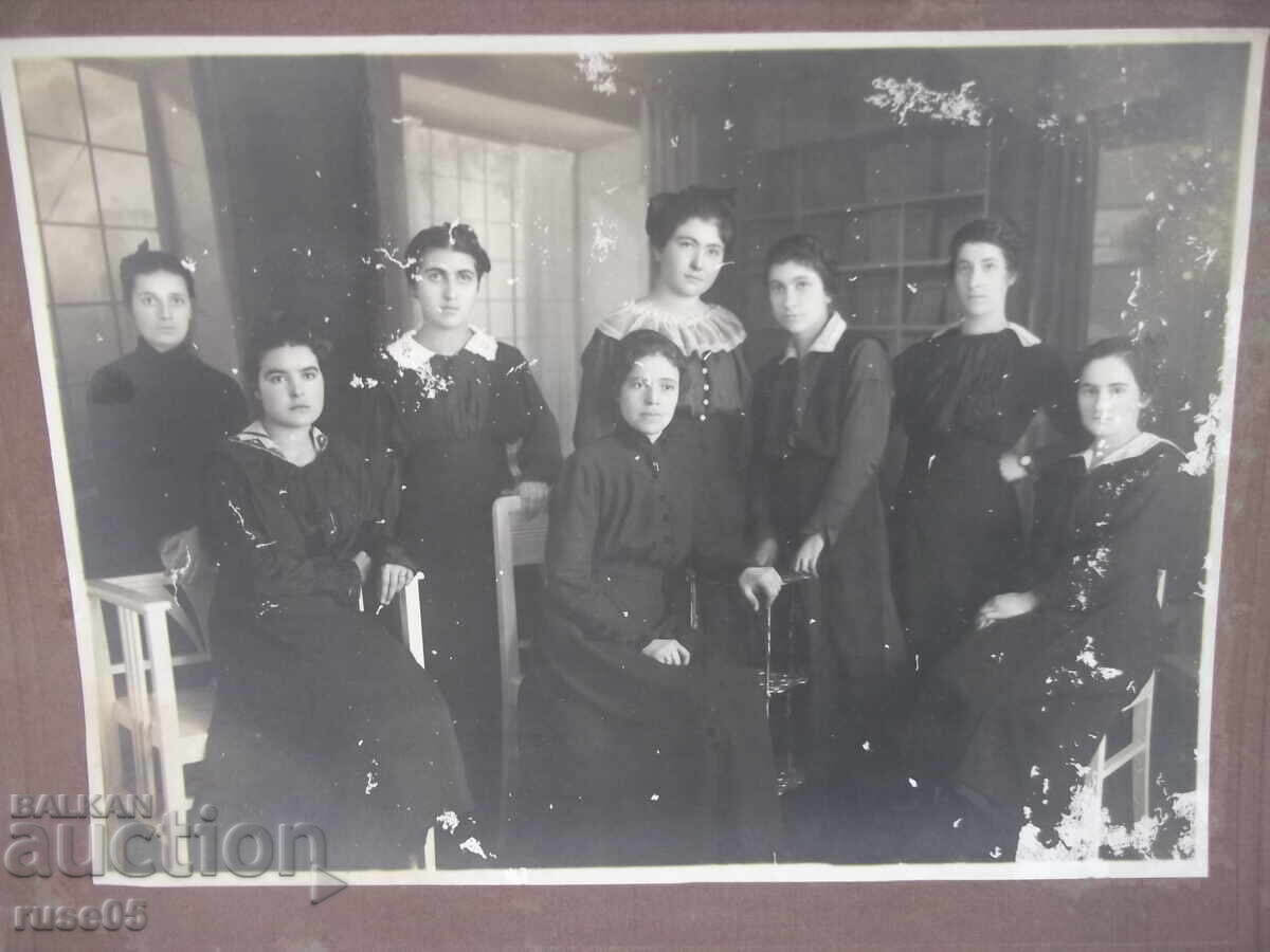 Снимка стара картон на 8 бр. ученички в стая с цена 30.00 лв. | € 15.34