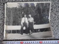 Fotografie veche cu bulgari sprijiniți de balustradă în America