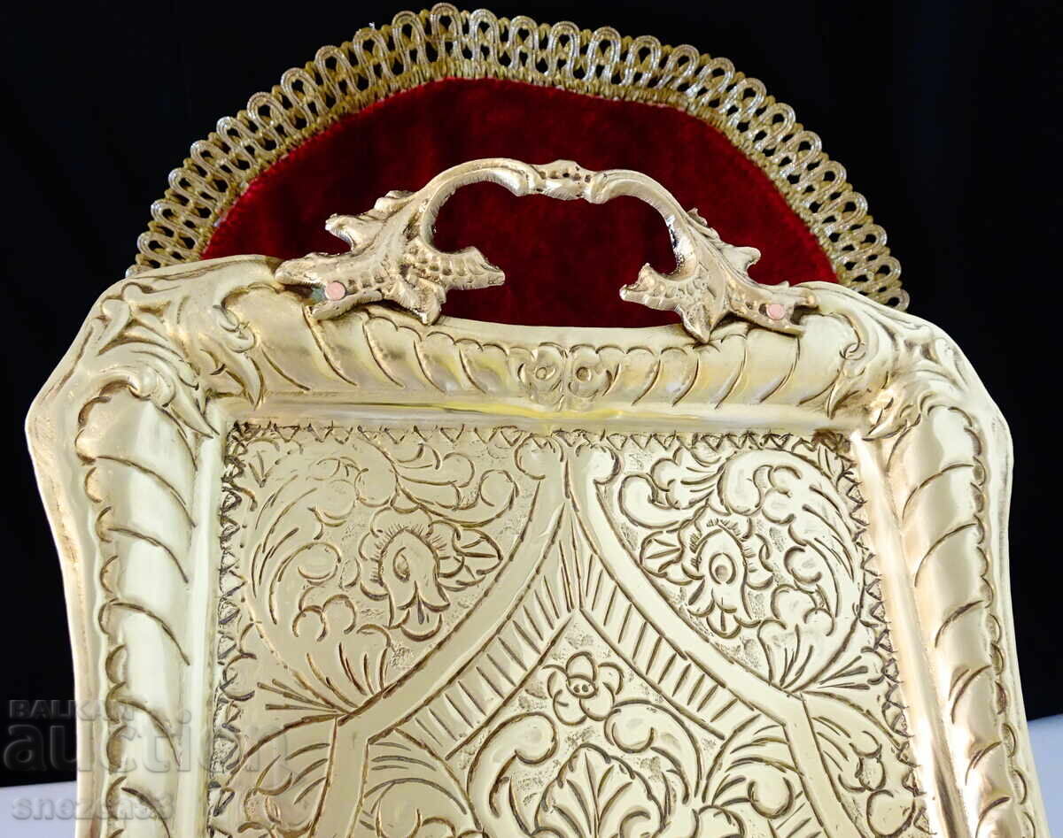 Бронзов поднос,плато с приказни орнаменти. с цена 46.00 лв. | € 23.52 Бронзов поднос,плато с приказни орнаменти. с цена 46.00 лв. | € 23.52