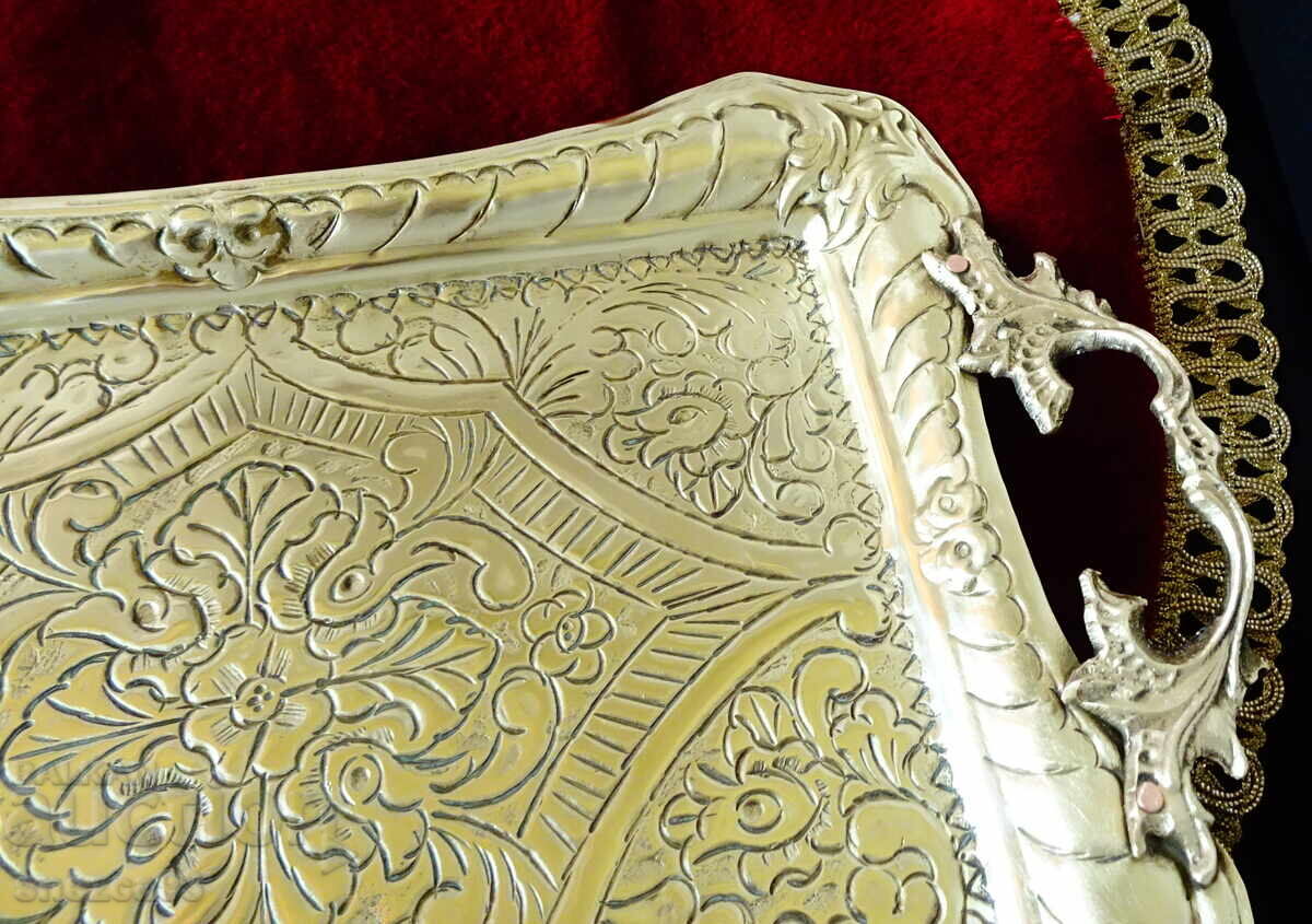 Аукцион Бронзов поднос,плато с приказни орнаменти. Аукцион Бронзов поднос,плато с приказни орнаменти.