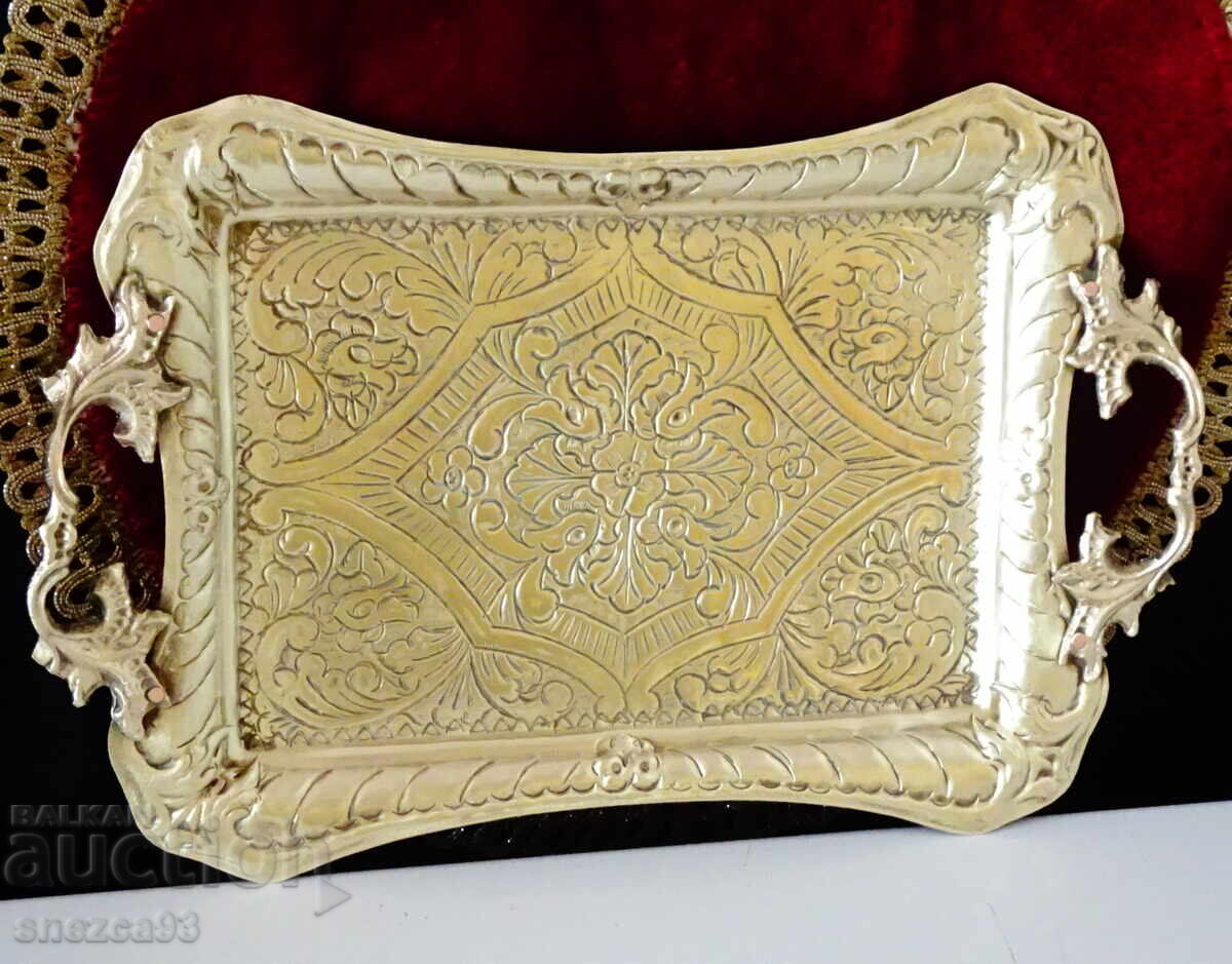 Бронзов поднос,плато с приказни орнаменти. Бронзов поднос,плато с приказни орнаменти.