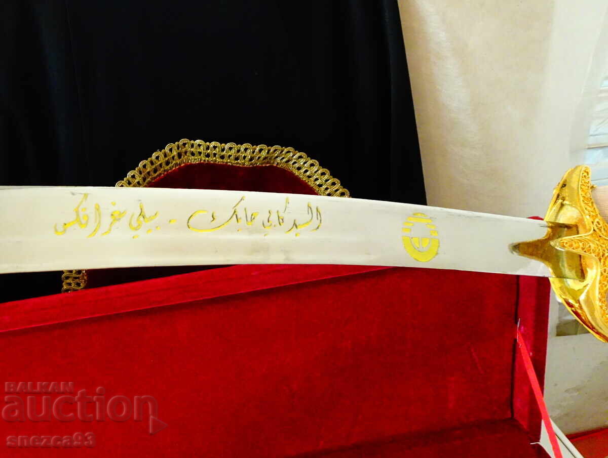 Auction  Arabic saber with scabbard, gilding, filigree, 2.2 kg, 1 m