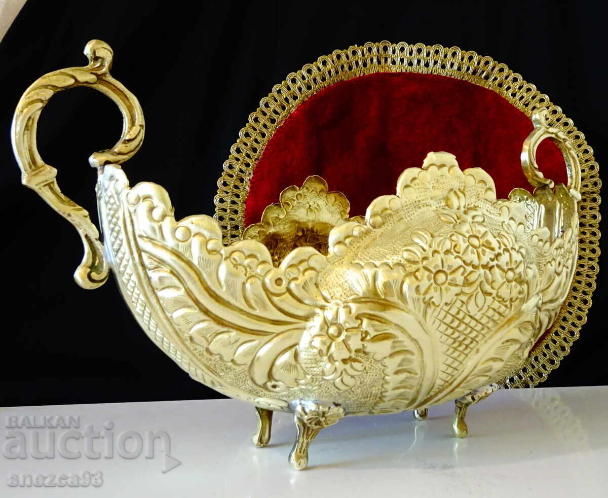 Χάλκινη ζαρντινιέρα, γόνδολα, φρουτιέρα αριστούργημα με τιμή 249.00 BGN | € 127.31 Χάλκινη ζαρντινιέρα, γόνδολα, φρουτιέρα αριστούργημα με τιμή 249.00 BGN | € 127.31