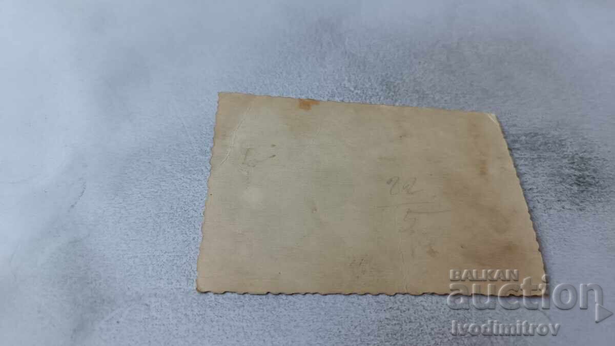 Fotografie Sofia Două femei și o fetiță la plimbare cu preț 2.35 BGN | € 1.20 Fotografie Sofia Două femei și o fetiță la plimbare cu preț 2.35 BGN | € 1.20