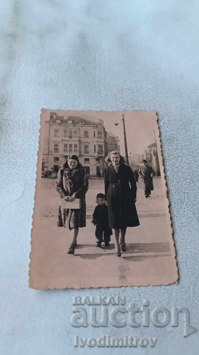 Fotografie Sofia Două femei și o fetiță la plimbare Fotografie Sofia Două femei și o fetiță la plimbare