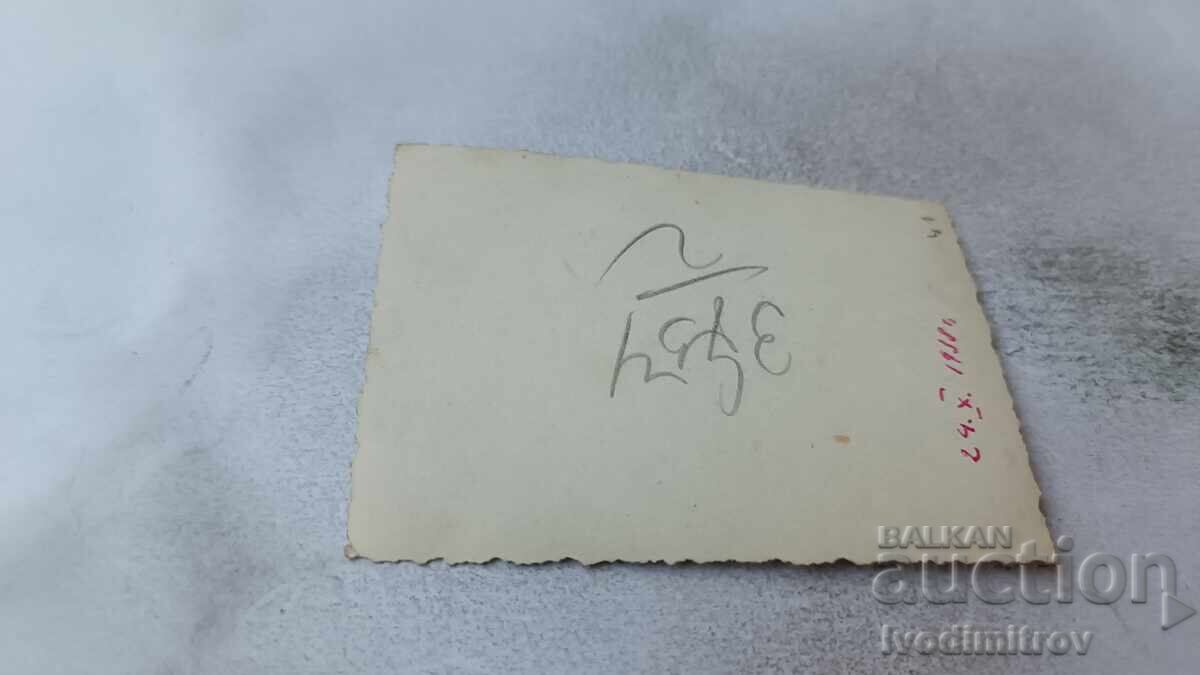 Снимка София Двама младежи пред магазин за ризи 1938 с цена 2.35 лв. | € 1.20 Снимка София Двама младежи пред магазин за ризи 1938 с цена 2.35 лв. | € 1.20