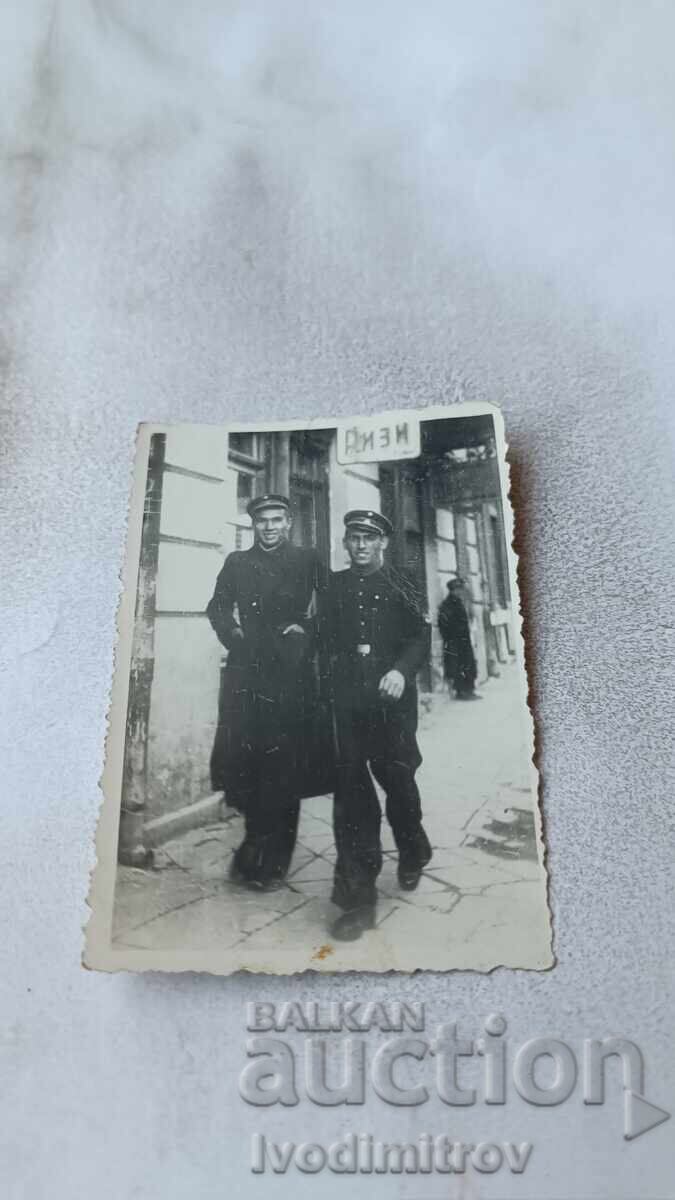 Снимка София Двама младежи пред магазин за ризи 1938 Снимка София Двама младежи пред магазин за ризи 1938