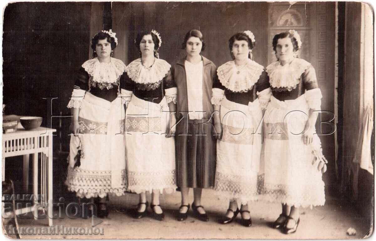 СТАРА СНИМКА ИХТИМАН ЖЕНИ В НАРОДНА НОСИЯ Е383