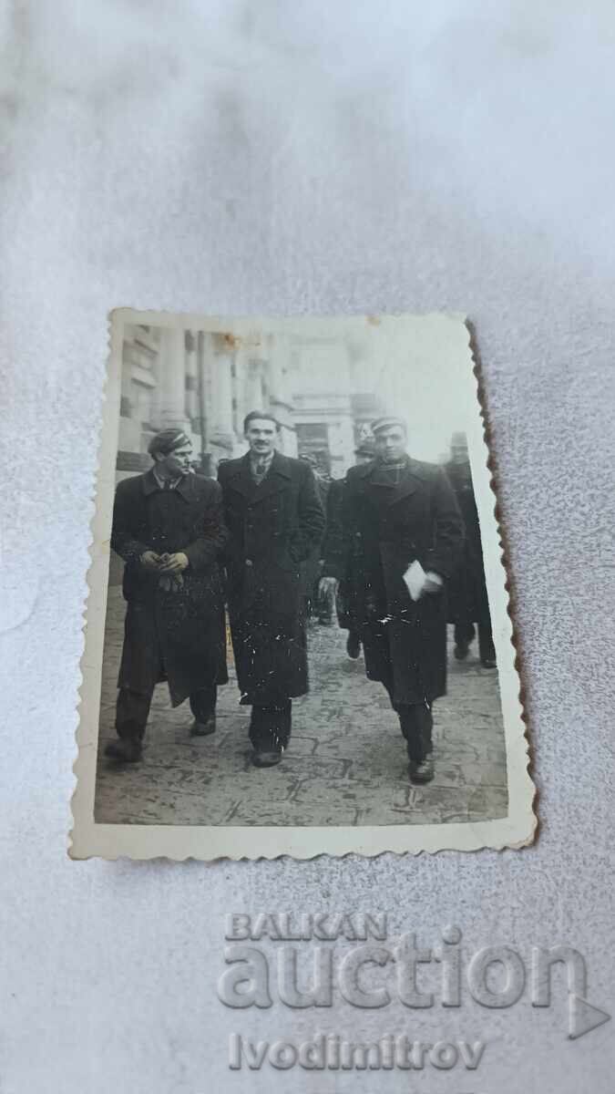 Φωτογραφία Σοφία Τρεις άντρες σε μια βόλτα Φωτογραφία Σοφία Τρεις άντρες σε μια βόλτα