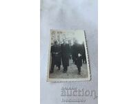 Снимка София Трима мъже на разходка