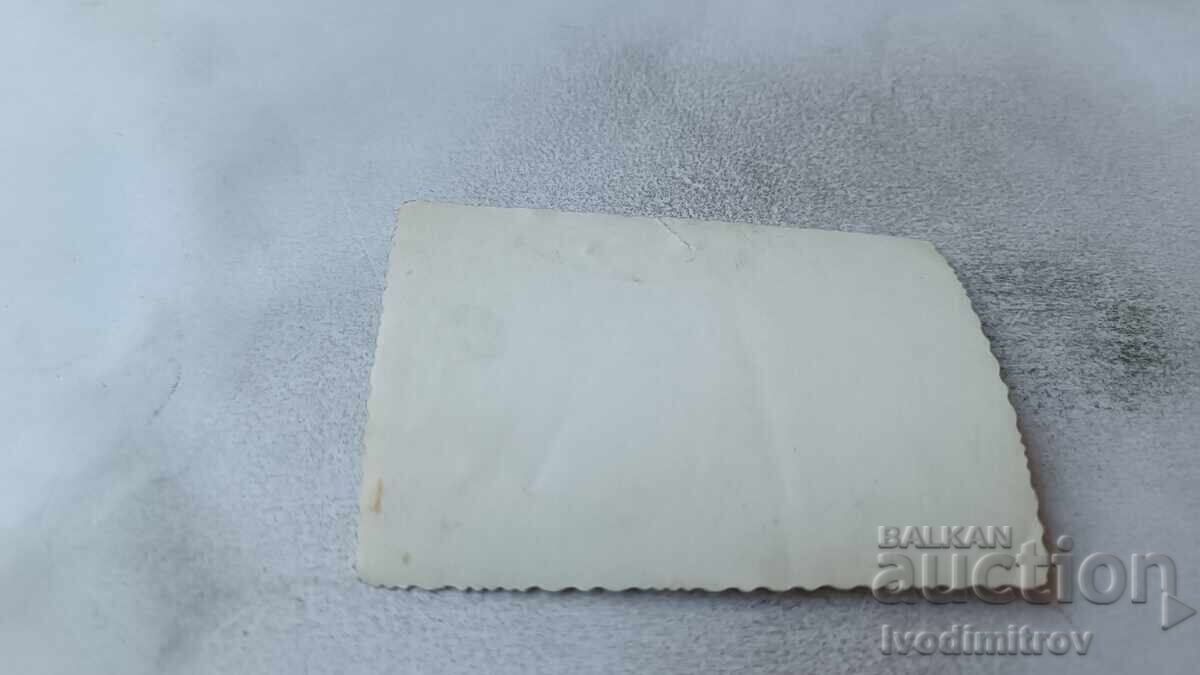 Fotografie Sofia Bărbat și două femei în fața magazinului TSUM cu preț 1.85 BGN | € 0.95