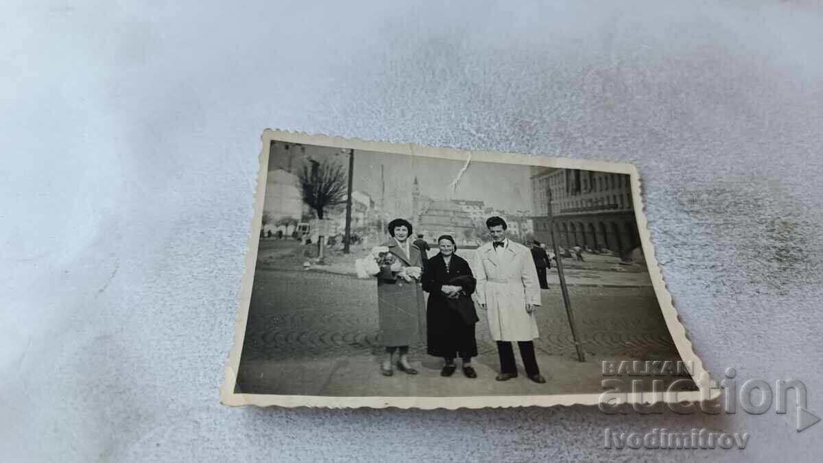 Fotografie Sofia Bărbat și două femei în fața magazinului TSUM