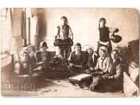 СТАРА СНИМКА ЖЕНИ ОБРАБОТВАТ ТЮТЮН Е385