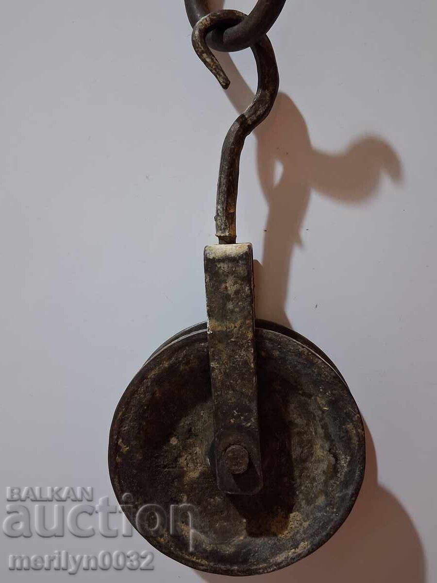 Δημοπρασία Παλιά σφυρήλατη τροχαλία πολυδέσμης σφυρήλατου σιδήρου Δημοπρασία Παλιά σφυρήλατη τροχαλία πολυδέσμης σφυρήλατου σιδήρου