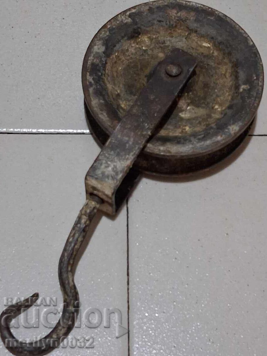 Παράδοση Παλιά σφυρήλατη τροχαλία πολυδέσμης σφυρήλατου σιδήρου Παράδοση Παλιά σφυρήλατη τροχαλία πολυδέσμης σφυρήλατου σιδήρου